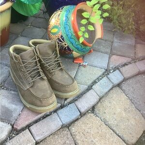 Men’s brown Lace-Up hiking,outdoorsman boots excellent condition